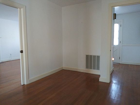 5th image of 705 Beverly Way