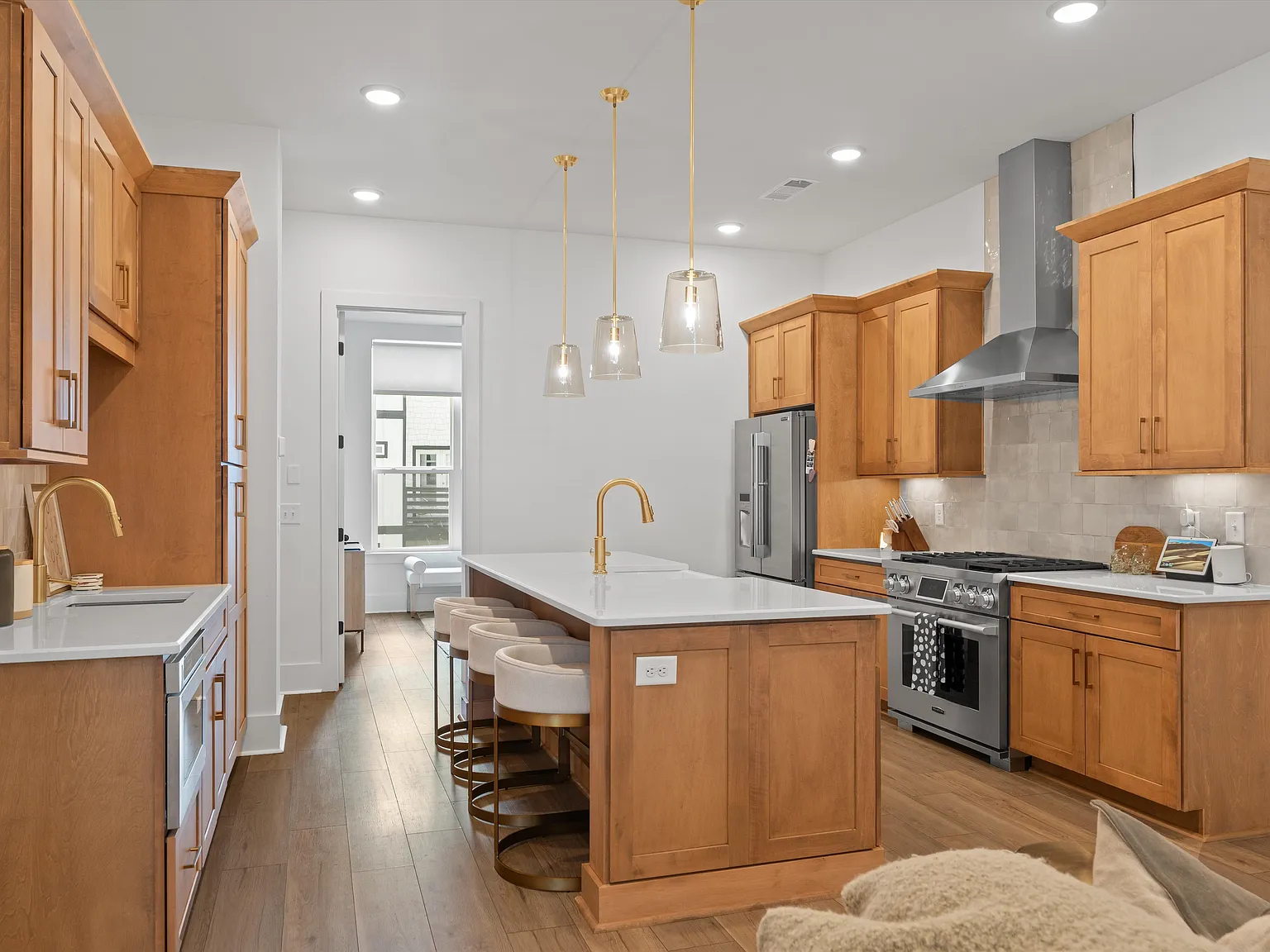 4 bed, 1910 sqft, $3,500 — Photo 1