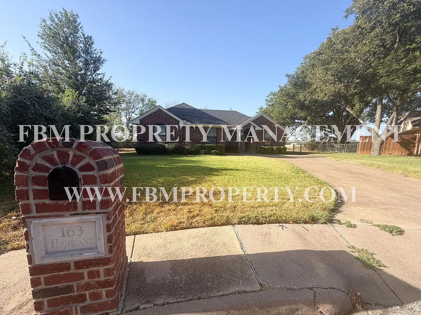 163 Highland Drive - Cozy 3 Bedroom, 2 Bathroom + Office in Ennis, TX! — Photo 2