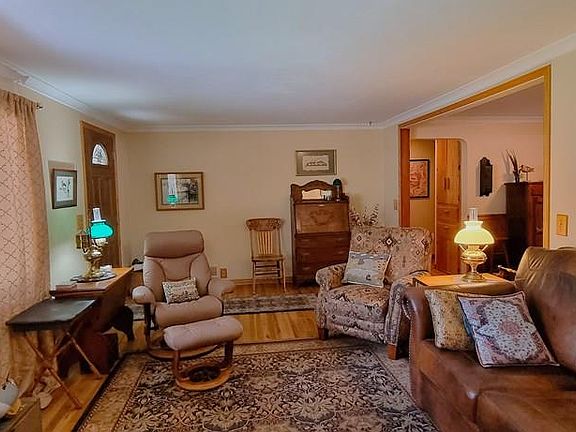 5th image of 863 Maple St