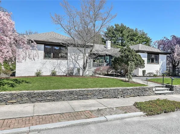 80 Hartshorn Rd, Providence, RI 02906