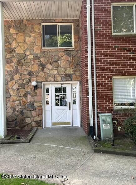 1st image of 27 Gadsen Pl APT 1H