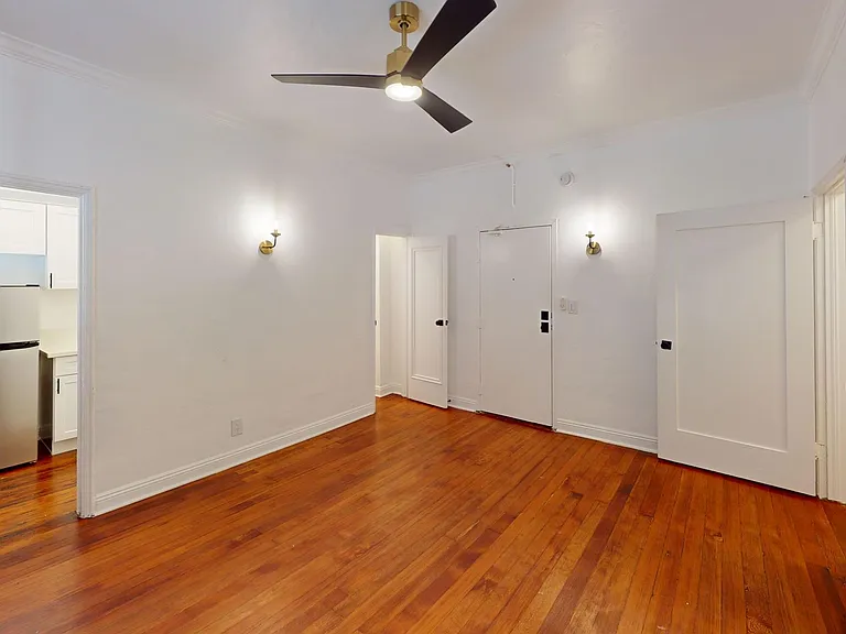 La Chandelle Apts...Charming building...Renovated Apartments Available...Hardwood Floors! — Photo 7