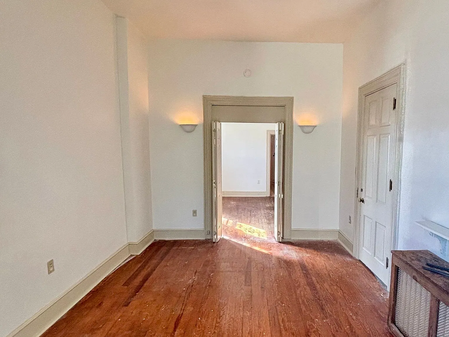 942 Columbia Ave — Photo 3