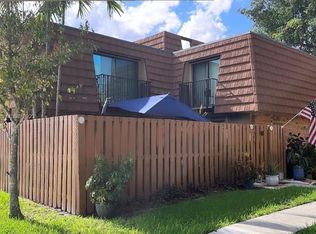 2595 Lakeview Ct, Cooper City, FL 33026