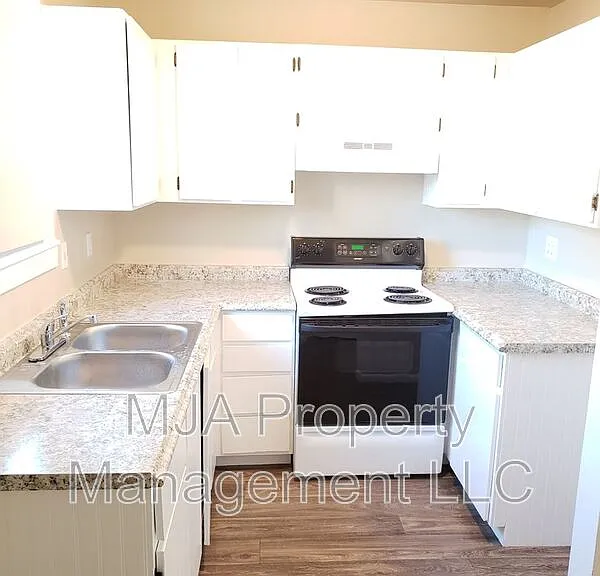 966 W Center St — Photo 6