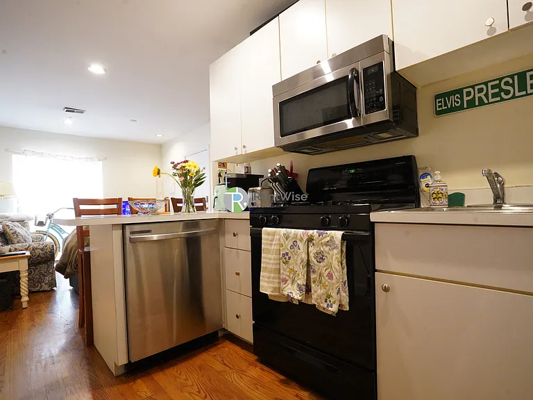 550 E 3rd St #1 — Photo 7