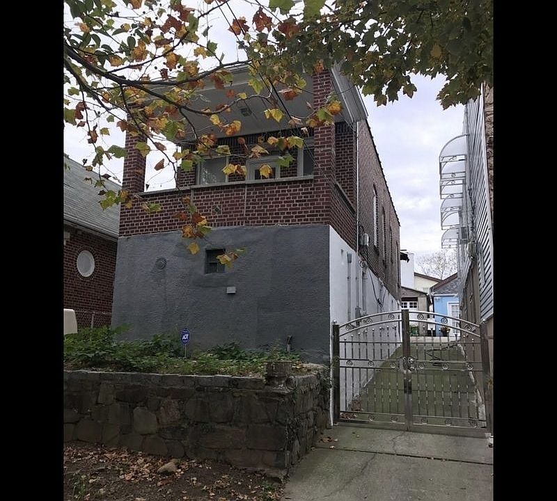 1st image of 2549 Pearsall Ave
