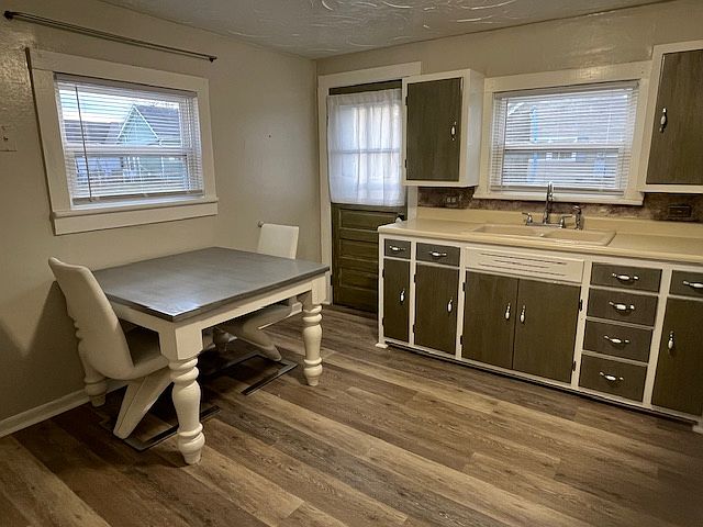 Kitchen (table & chairs included)