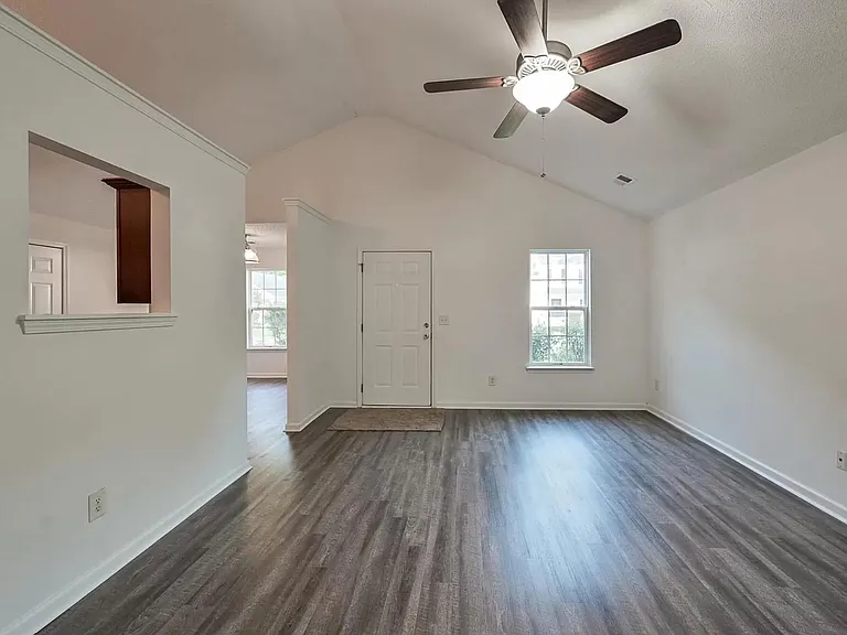 203 Trickle Dr — Photo 4