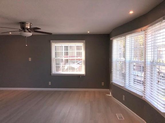 4th image of 904 Elizabeth Ln