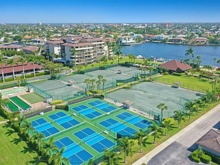 Pickleball & Tennis Courts