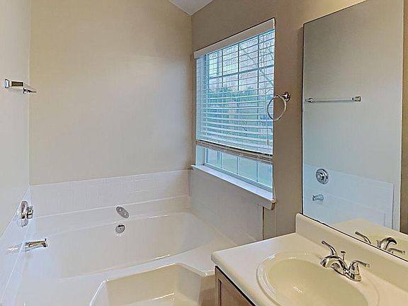 4th image of 302 Foxbriar Ct