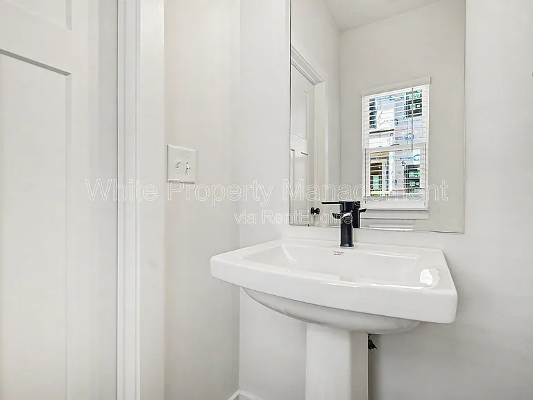 2146 N Graham St — Photo 17