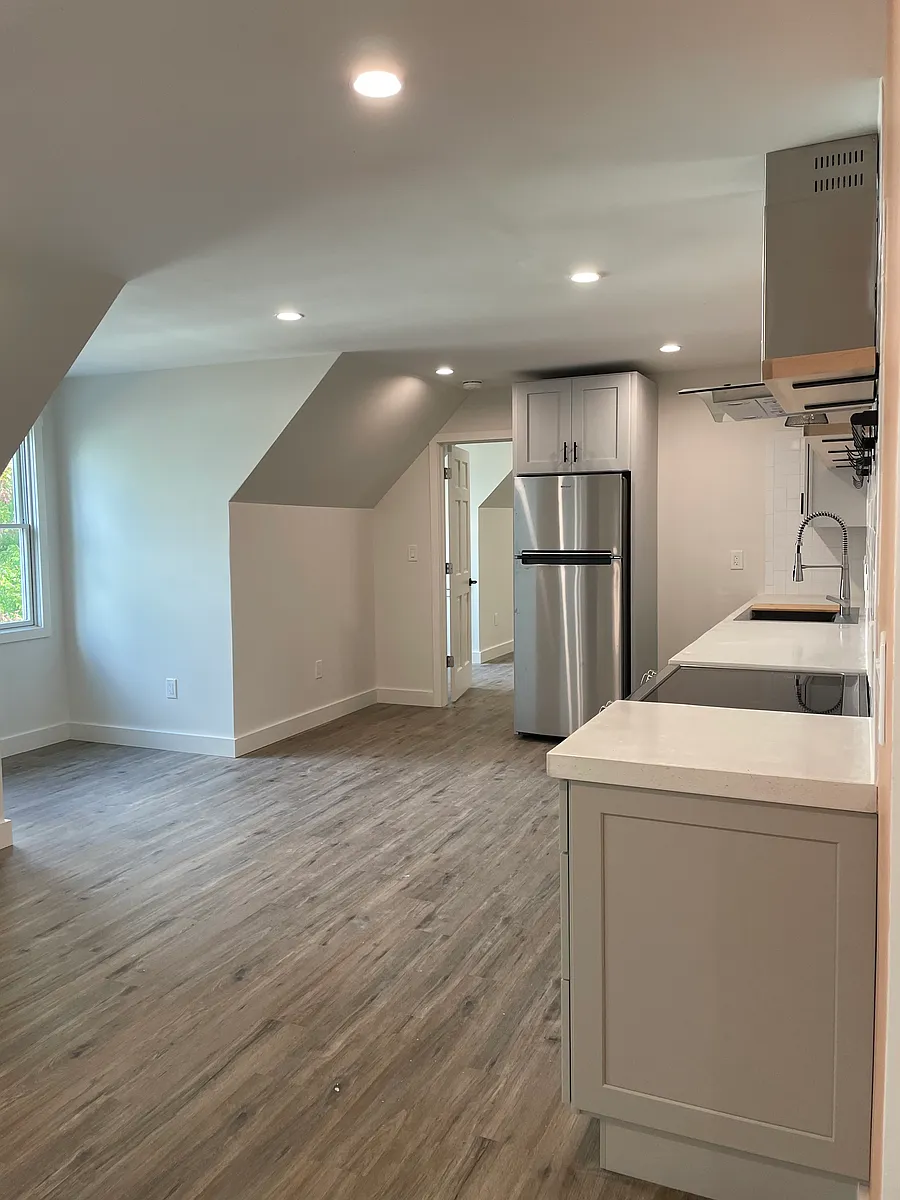 Included refrigerator with icemaker - 9415 Main St