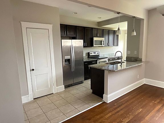 4th image of 2225 Rosewood Ave