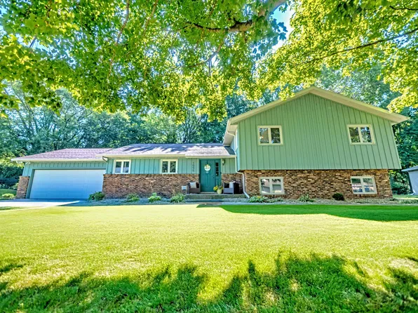 1055 Parkwood Dr, Nappanee, IN 46550