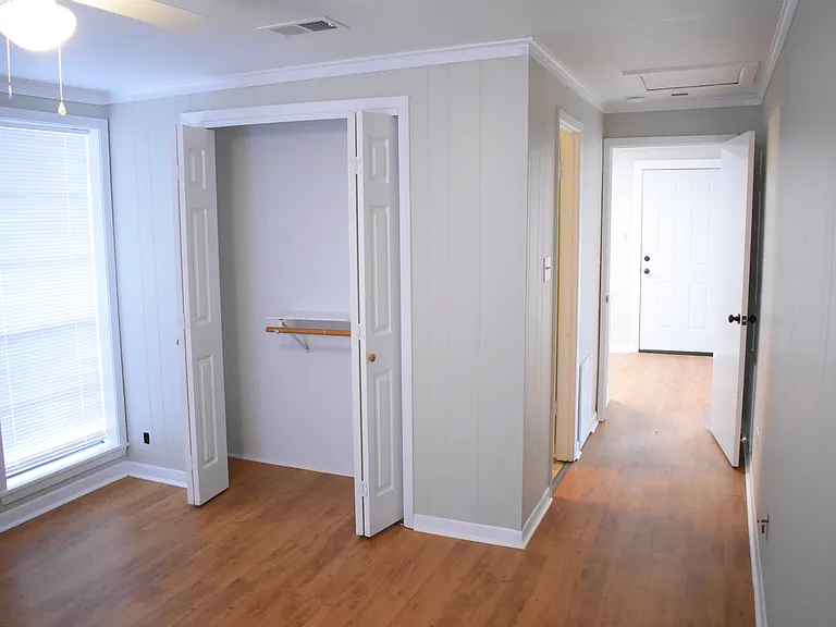 221 N Sanders St — Photo 10