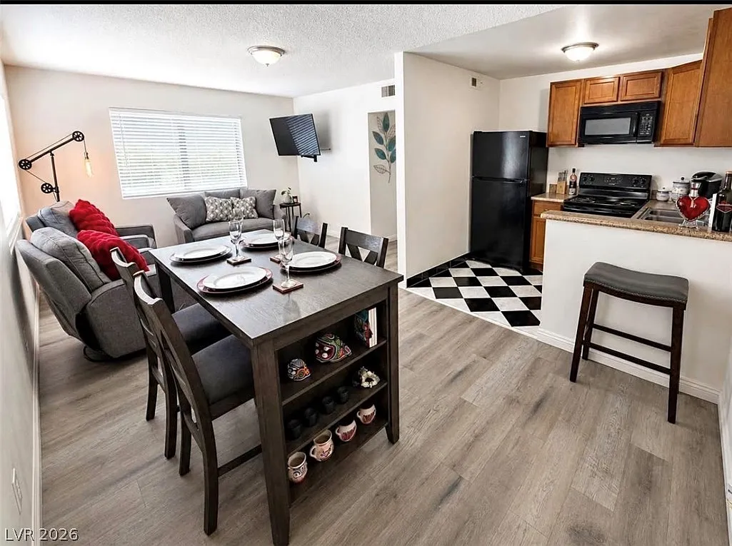 2 bed, 1.0 bath, 2924 sqft, $1,600 — Photo 1