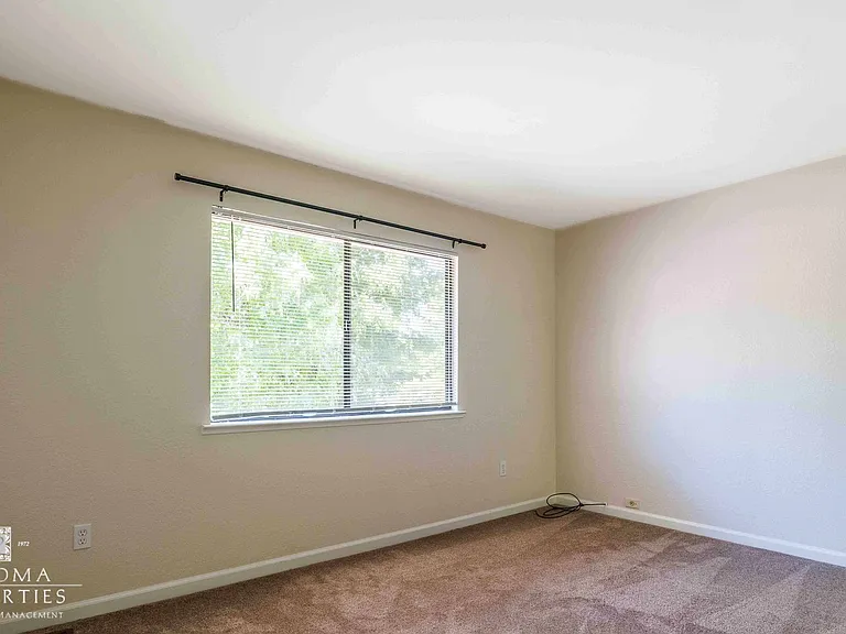 114 Melody Ct — Photo 40
