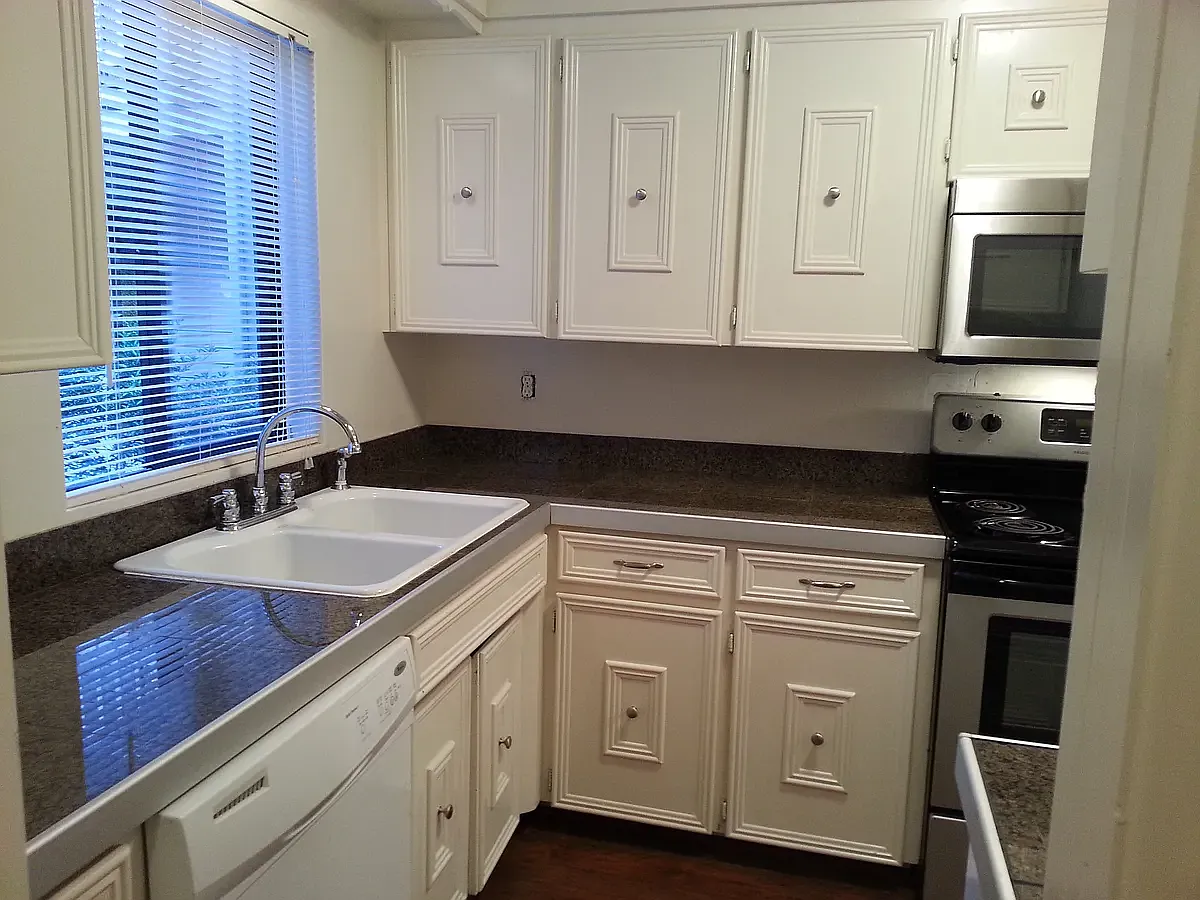 Granite, stainless, and a built-in micro - 1461 Rainier Ct