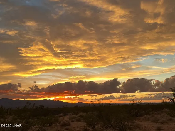 31/32 S Jesse James Rd, Yucca, AZ 86438