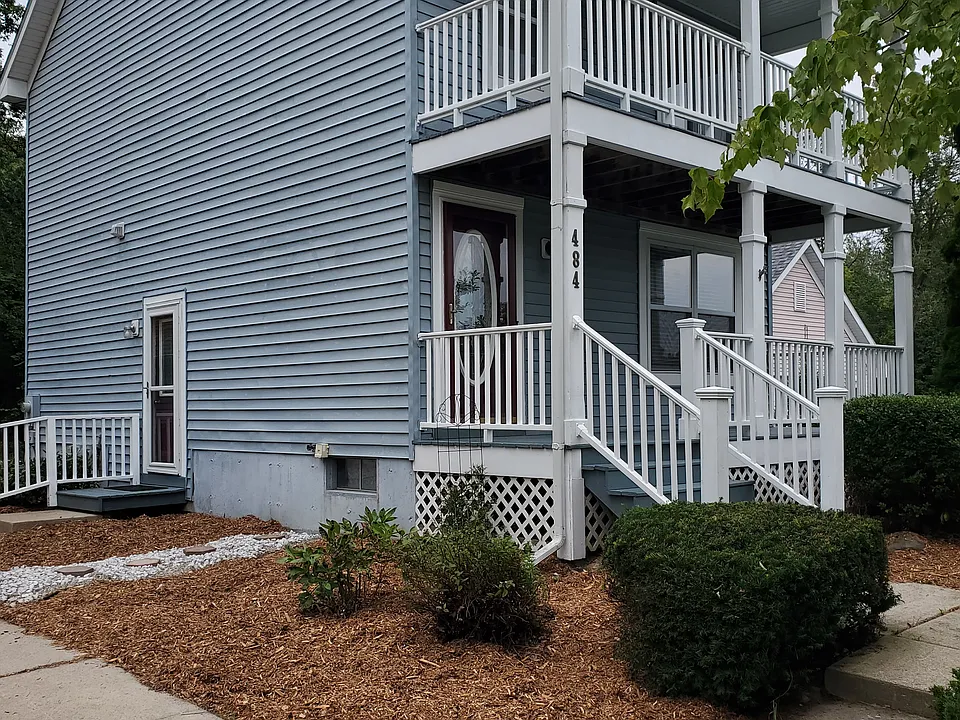 484 Waverly Cmns