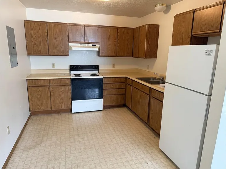Lincoln Apartments — Photo 7
