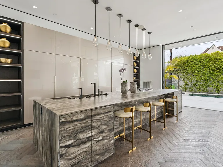 213 S La Peer Dr — Photo 27