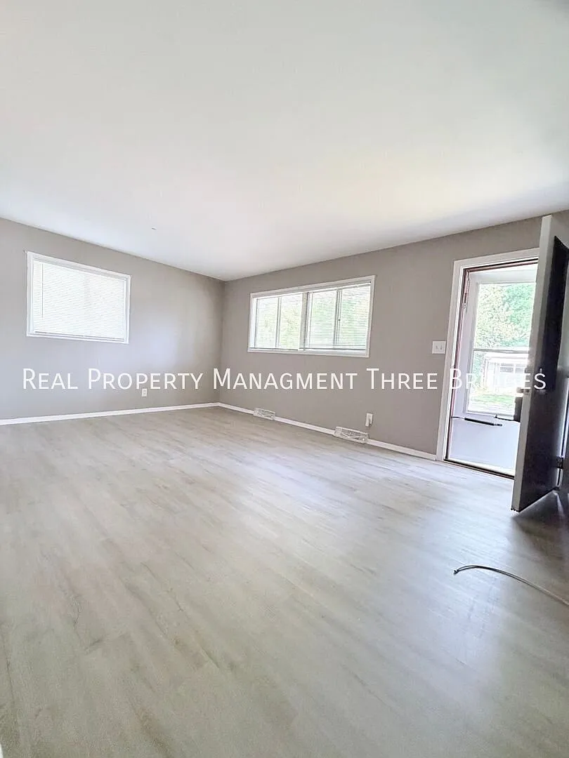 Cozy Spanish Lake 4-Bedroom Home — Photo 1