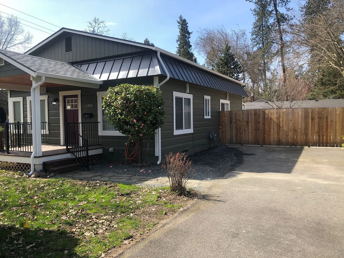 Charming 2 Bed, 1 Bath Home in Grants Pass — Photo 3