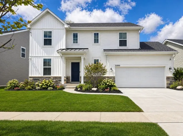 32000 Savannah Dr, Lakemoor, IL 60051
