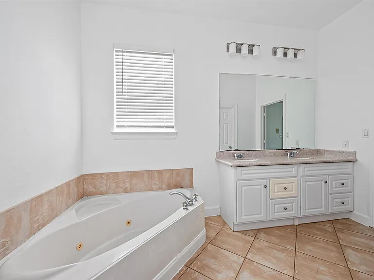 20003 Fieldtree Dr — Photo 37