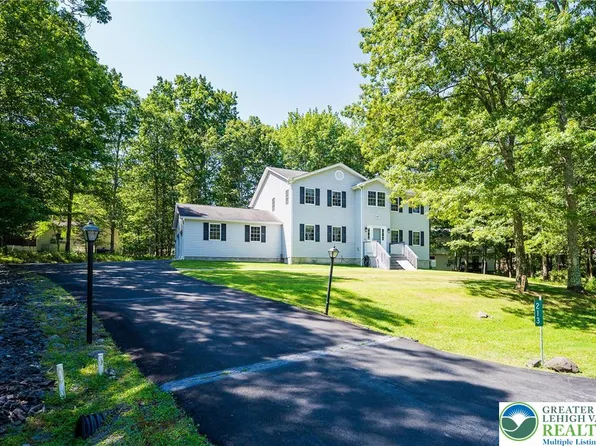 213 Gollum Ln, Tamiment, PA 18371