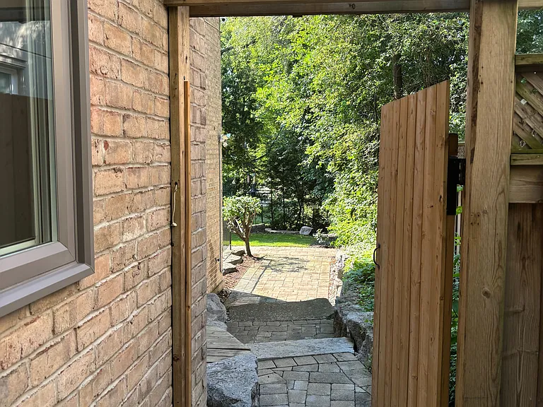 81 Chestnut Hills Pkwy #LOWER — Photo 3