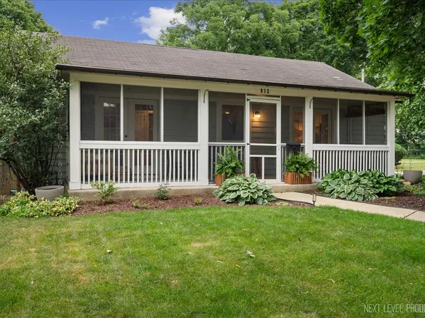 912 Jackson Ave, St Charles, IL 60174
