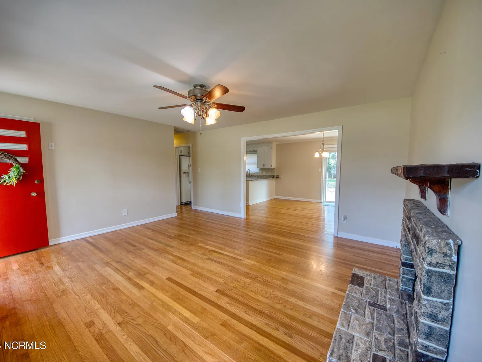 3 bed, 2.0 bath, 1300 sqft, $2,300 — Photo 4