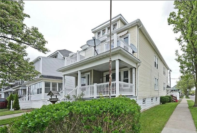 2nd image of 206 Thompson St