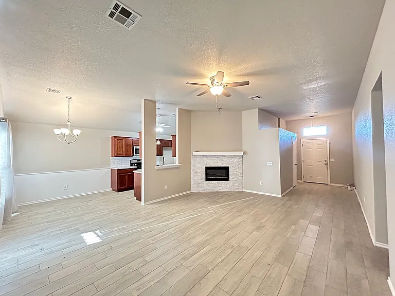 1920 E View Dr — Photo 3