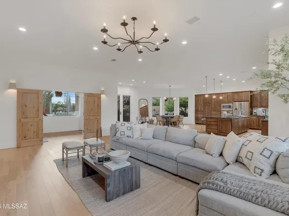 1961 S Diamond D Dr, Tucson, AZ 85713