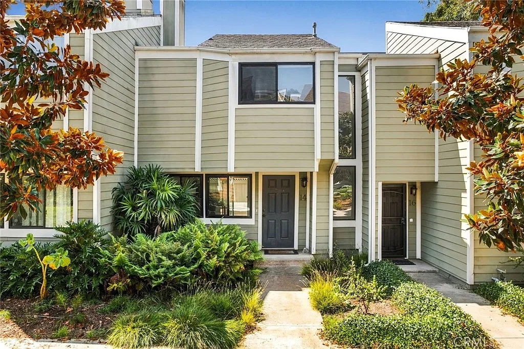 2 bed, 2.5 bath, 1167 sqft, $3,700 — Photo 3