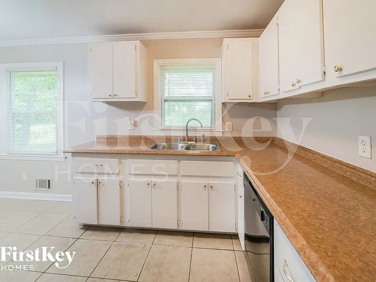 1098 Holly Cir — Photo 8