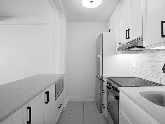 2nd image of 307 E 44th St APT 1110