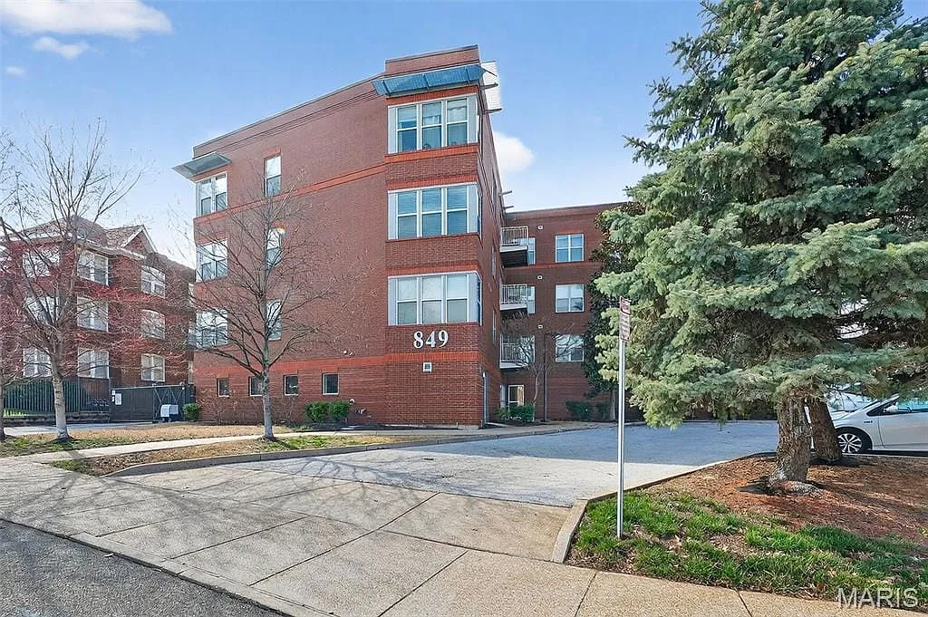 2 bed, 1.0 bath, 928 sqft, $1,395 — Photo 1