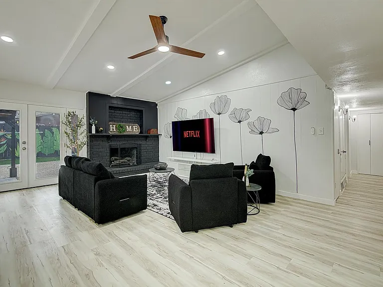 7310 Corta Calle Dr — Photo 2