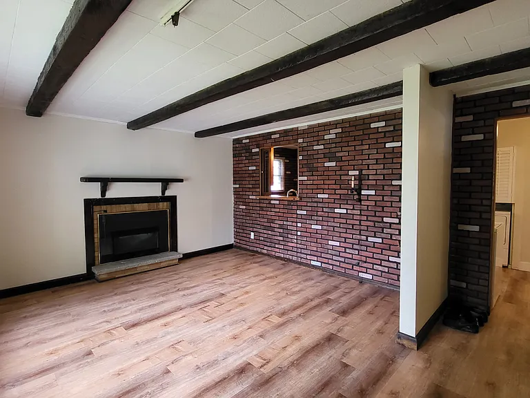156 Doris St — Photo 4