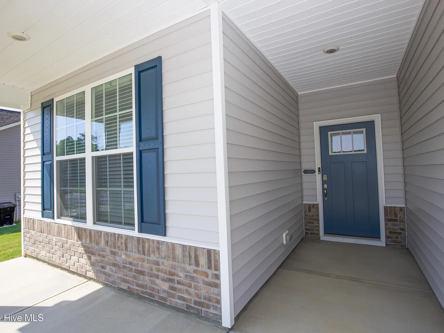 3 bed, 3.0 bath, 2388 sqft, $2,300 — Photo 3