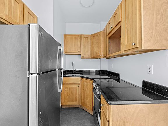 4th image of 39 Saint Pauls Pl #3