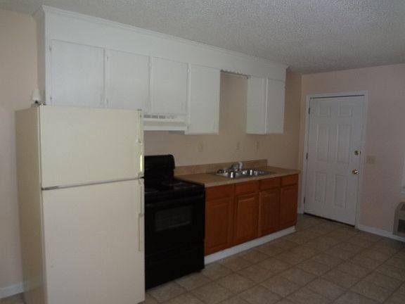 Kitchen w/ Appliances