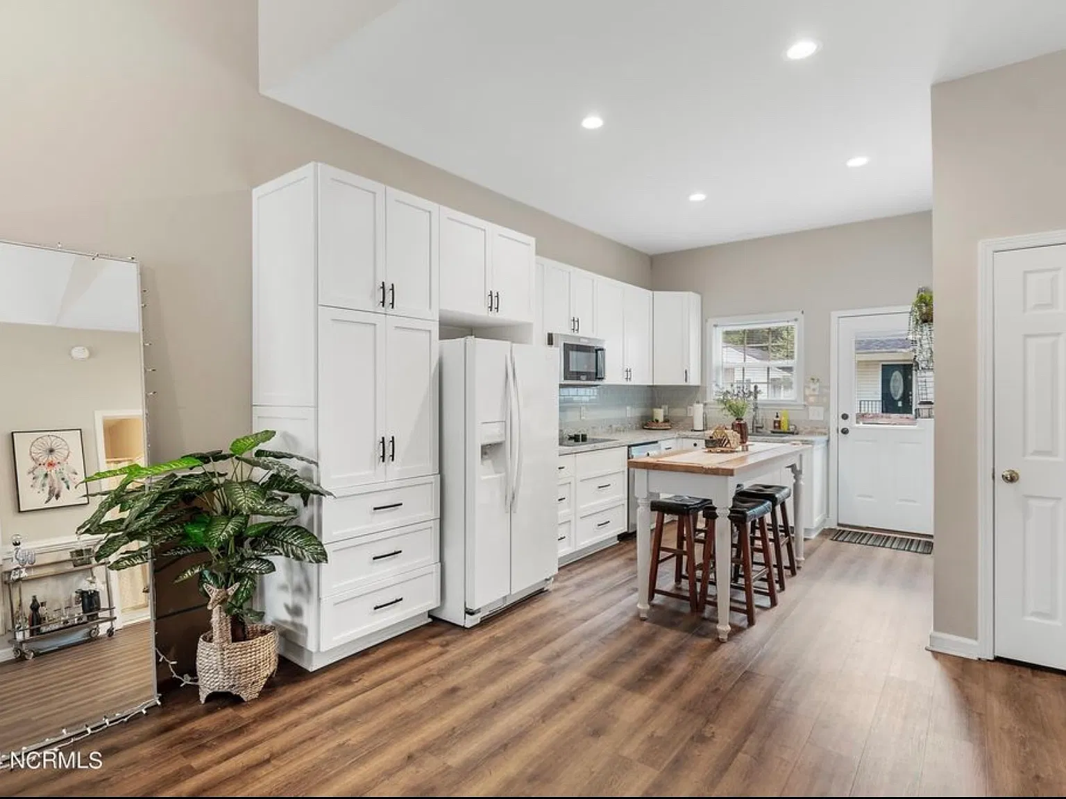 2 bed, 1048 sqft, $2,300 — Photo 3